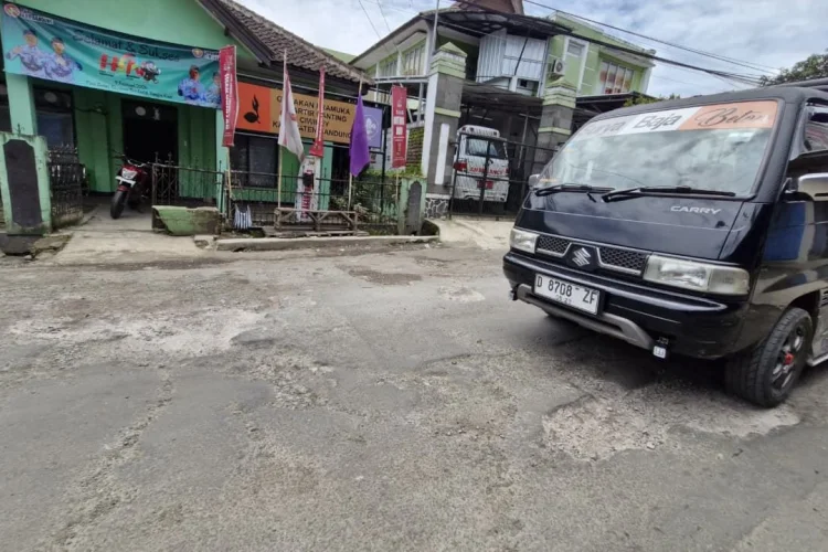 Jalan Babakan Tiga Penuh Lubang, Dikeluhkan Warga Ciwidey