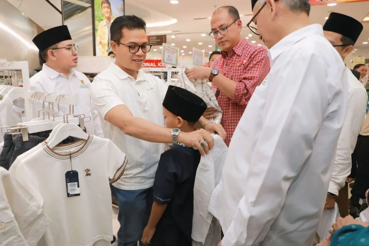 Bupati Dadang  Wujudkan Senyum 100 Anak Yatim Lewat Belanja di Mal