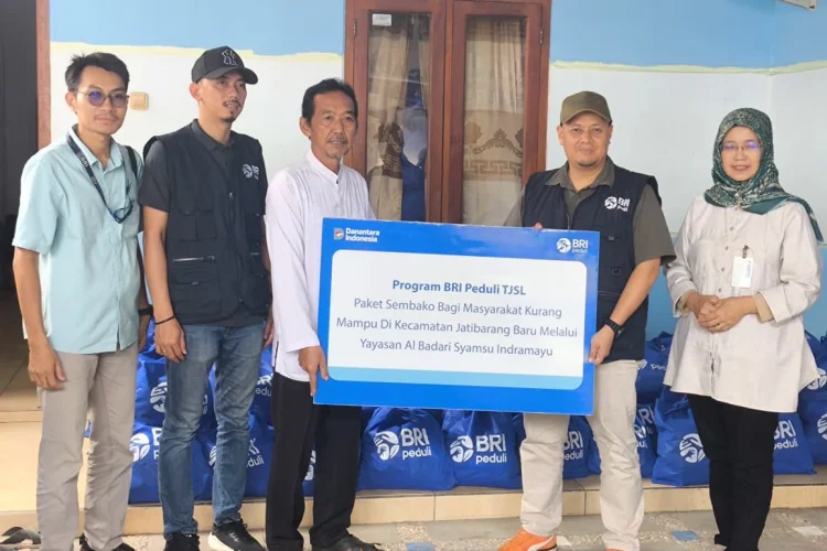 BRI Salurkan 5.000 Paket Sembako untuk Masyarakat Kurang Mampu di Indramayu