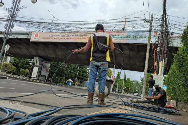 Farhan Tanggapi Serius Laporan Warga Terdampak Proyek Galian di Kota Bandung