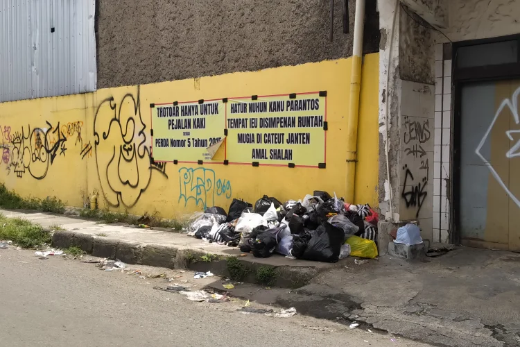 Sampah Menumpuk di Jantung Soreang, Spanduk Sindiran Berbahasa Sunda Tak Digubris