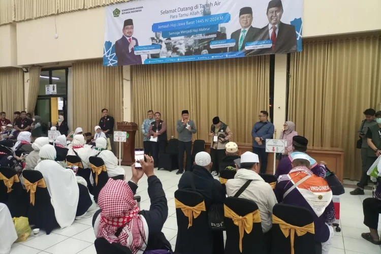 Jemaah Umrah Asal Kota Bogor Pulang ke Tanah Air Setelah Tertahan di Arab Saudi