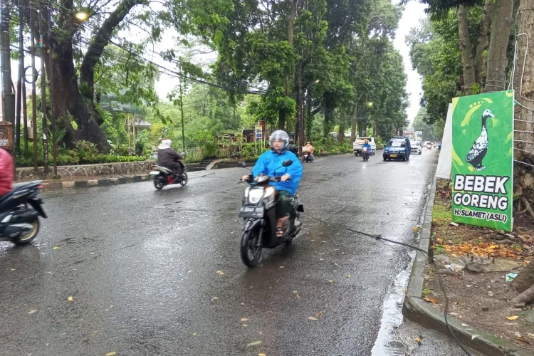 Membahayakan Pemotor, Kabel Optik Menjuntai di Jalan Dr Sumeru
