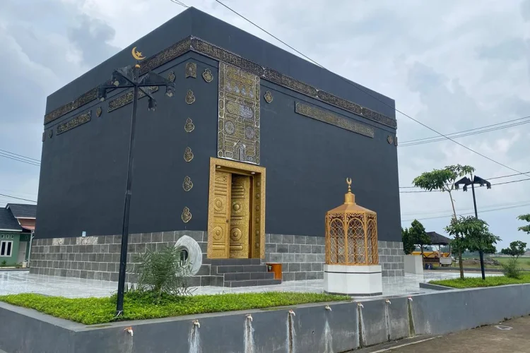 Musala Dewi Yulisyani Dibangun Menyerupai Kabah Ini Milik Wakil Bupati Karawang