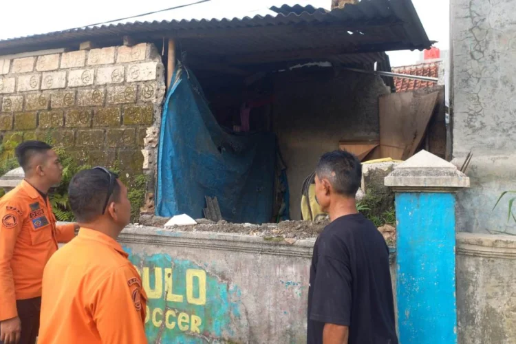 Diterpa Hujan dan Angin Kencang, Tembok Lapuk Rumah Masitoh Roboh
