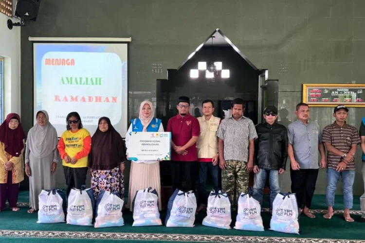 YBM PLN UP3 Garut Salurkan Paket Bingkisan Ramadan ke Delapan Penerima Manfaat