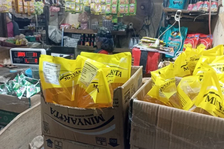Minyak Goreng Bersubsidi Langka di Sejumlah Pasar Tradisional Karawang