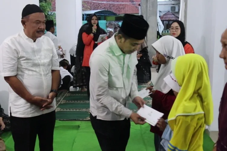 Safari Ramadan di Mayung, Wabup Cirebon Santuni Anak Yatim dan Duafa