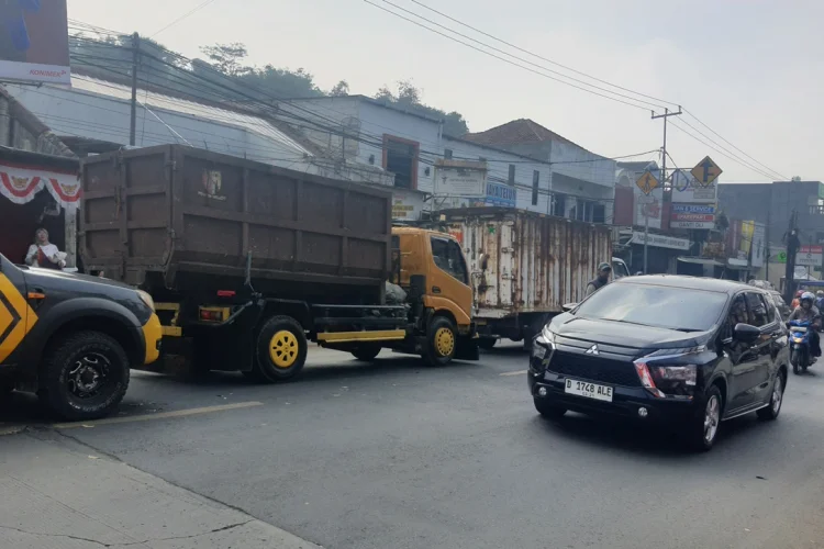 Banyak Lubang dan Gelap di Malam Hari, Pemudik Khawatirkan Jalur Padalarang-Cianjur