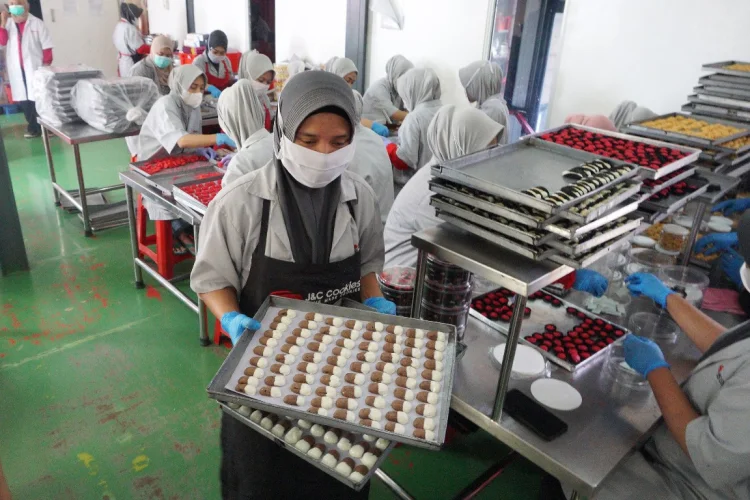 FOTO: Lebaran 2026, J&C Cookies Produksi Ratusan Lusin Kue Kering