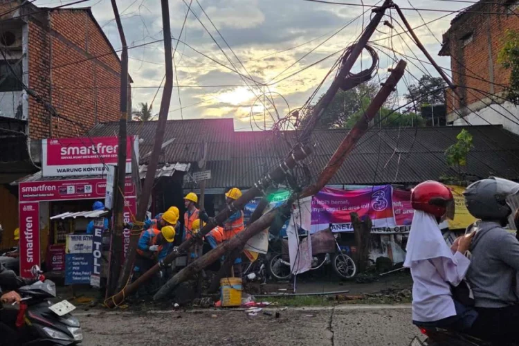 PLN UP3 Bogor Benahi Tiang Listrik Tertabrak Mobil di Kedung Halang