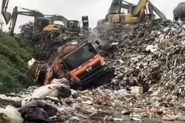 BNPB Peringatkan Longsor Susulan di TPST Bantargebang, 5 Orang Masih Dicari