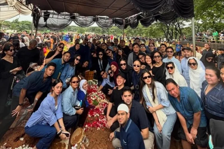 Alasan Sahabat Kompak Pakai Biru di Pemakaman Vidi Aldiano Terungkap