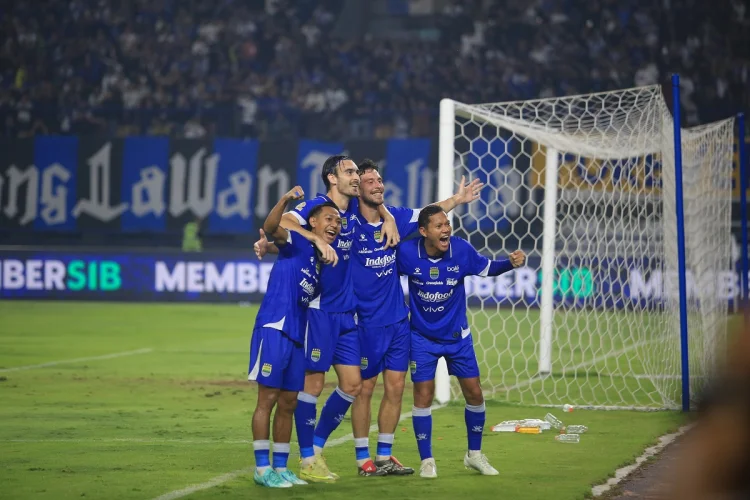 Dua Penalti Bawa Persib Unggul Sementara 2-0 Atas Persik Kediri