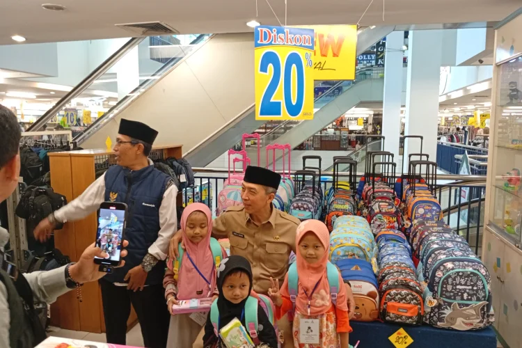 Baznaz Kota Bogor Bagikan THR ke 50 Anak Yatim