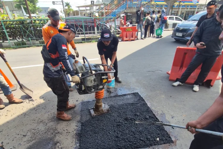 DPUPR Perbaiki Lubang Amblasan di Bawah JPO Paledang Bogor