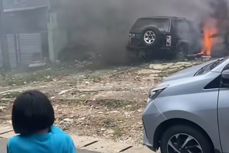 Viral Mobil Terbakar di Mampang, Polisi Sebut Dipicu Anak Bakar Kertas