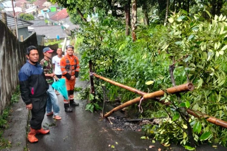 Jalan Alternatif Ambles Akibat Longsor di Cimanengah Kota Bogor