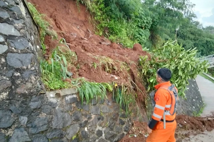 TPT Cipaku Bogor Longsor, Jalan Setapak di Kampung Babakan Tertutup