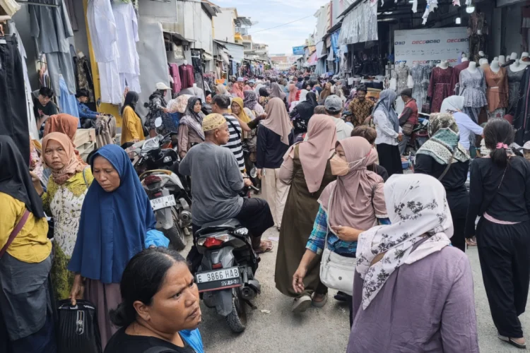 Pasar Sandang Tegal Gubug Cirebon Diburu Warga Berbelanja Baju Lebaran
