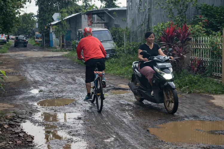 Jalan Desa Adidharma Kabupaten Cirebon Rusak Parah, Warga Geram
