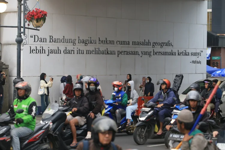 FOTO: Warga Ngabuburit di Jalan Asia Afrika