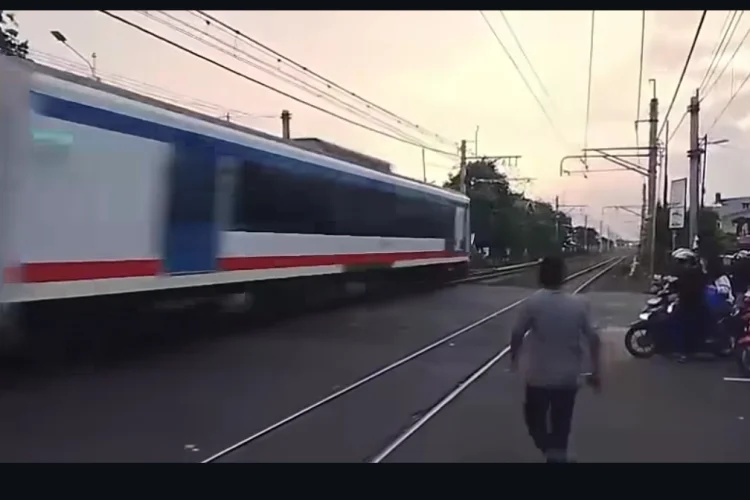 Viral Video Pria Tewas Tertabrak Kereta Bandara di Perlintasan Green Garden Jakbar