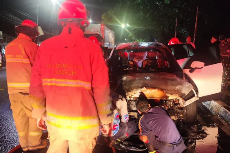 Mesin Overheat, Mobil Terbakar di Jalan Jakarta–Bogor