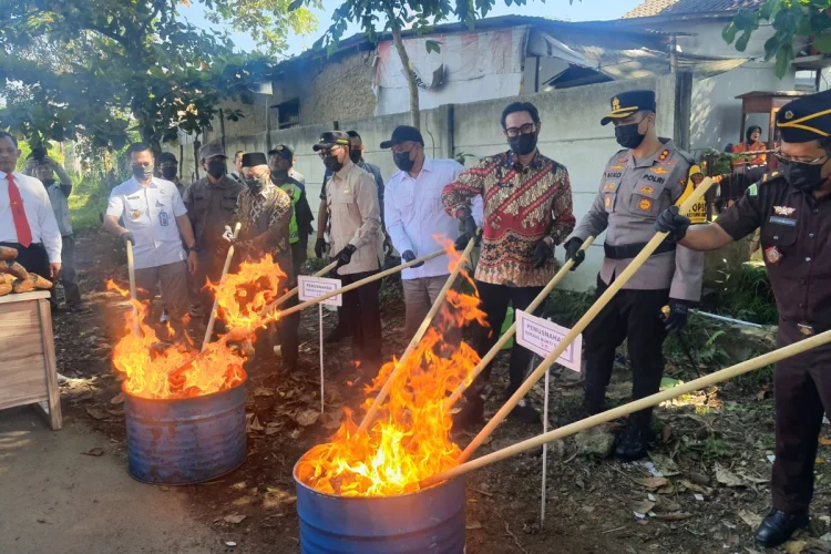 Ribuan Botol Miras dan Barang Bukti Hasil Kejahatan Dimusnahkan Polres Cimahi