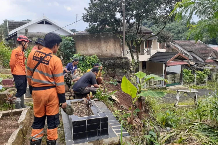 TPU Batakal Kembali Longsor, Tiga Makam Harus Direlokasi