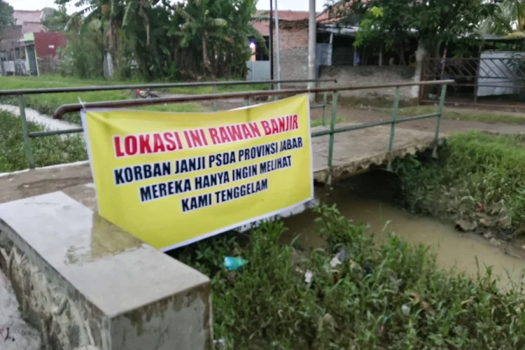 Aktivis Cirebon Timur Soroti Banjir Berulang di Cibogo, Warga Pasang Spanduk Protes