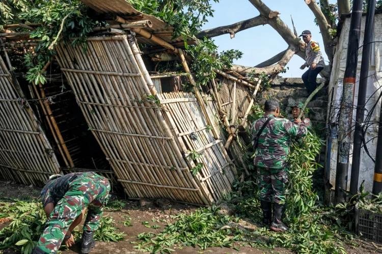 106 Rumah Rusak Diterjang Angin Puting Beliung di Suranenggala Kabupaten Cirebon
