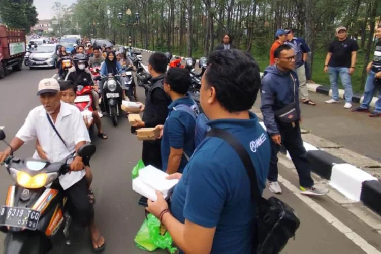 JJB dan KNPI Bogor Berkolaborasi, Bagikan 1.000 Paket Takjil di Pakansari
