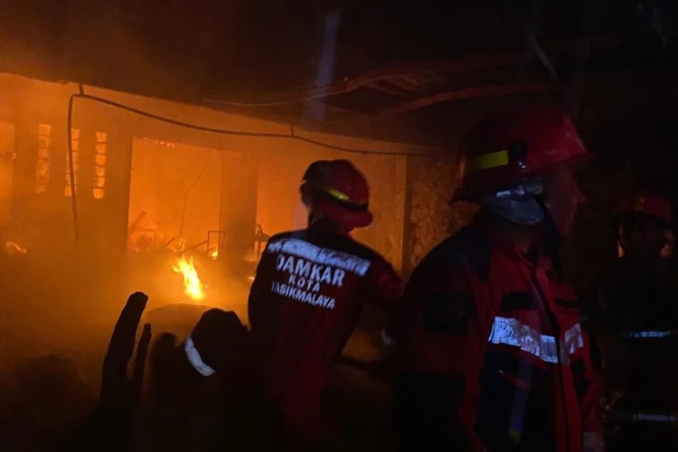 Gudang Meubel di Bandung Kulon Terbakar, Satu Mobil Hangus