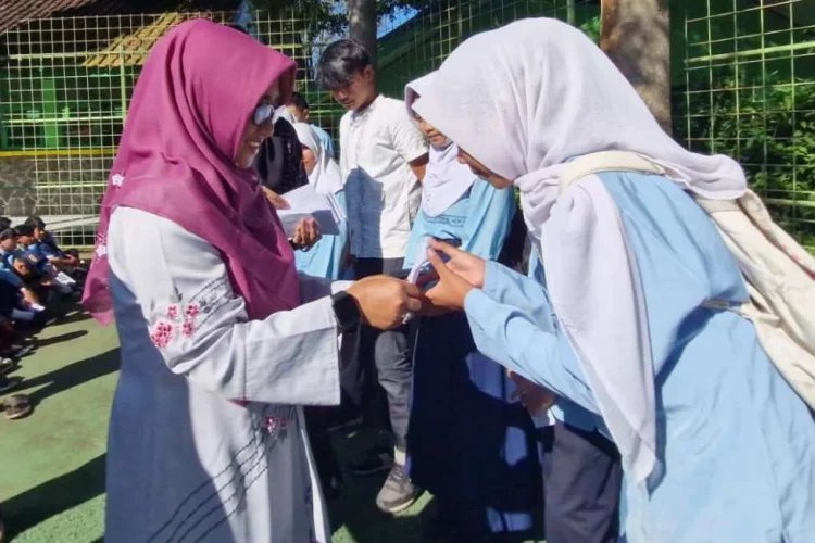 Aksi Berbagi Menjadi Penutup Kegiatan Pesantren Ramadan di SMPN 1 Pasirjambu