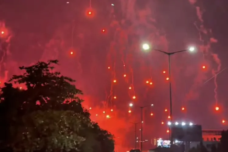 Fenomena “Rocket Parachute Flare” Warnai Perayaan HUT ke-93 Persib Bandung