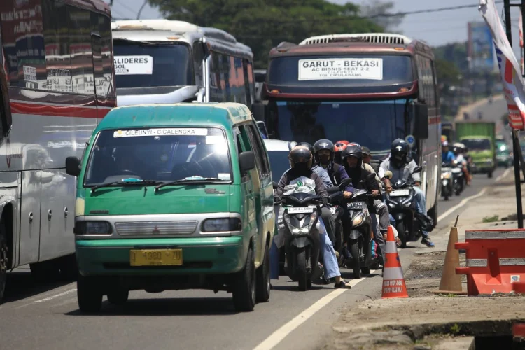 FOTO: H-6 Lebaran 2026, Arus Lalu Lintas Nagreg Mulai Ramai