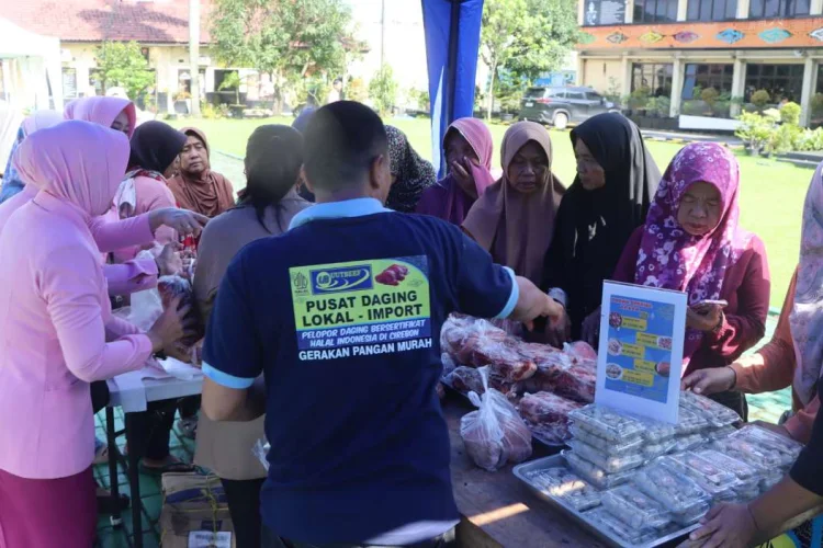 Polresta Cirebon Gelar Gerakan Pangan Murah, Warga Manfaatkan Sembako Terjangkau