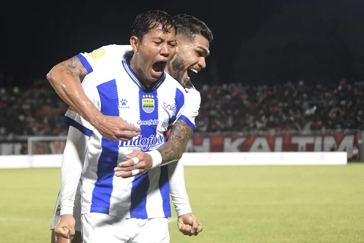 Menatap 9 Laga 'Final', Adam Alis Ingatkan Persib Tak Pongah
