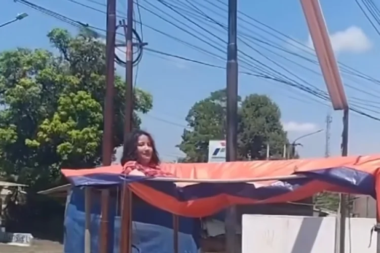 Viral Remaja Diduga ODGJ Berkeliaran di Rajamandala Bandung Barat