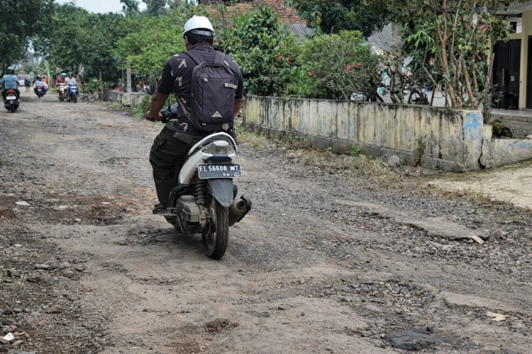 Jalan Poros Plumbon-Sumber Rusak, Warga Cempaka Pertanyakan Kinerja Kuwu