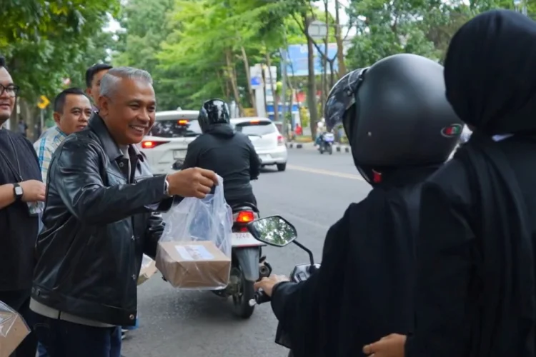 Berkah Ramadan, BPJS Ketenagakerjaan Cabang Bandung Suci Berbagi Takjil di Jalan