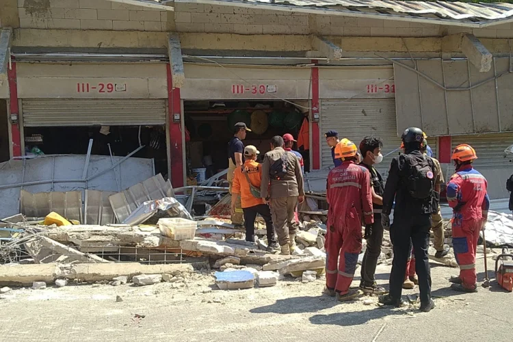 Atap Beton Kios Pasar Soreang Ambruk, Satu Orang Tewas dan Tiga Korban Luka-luka