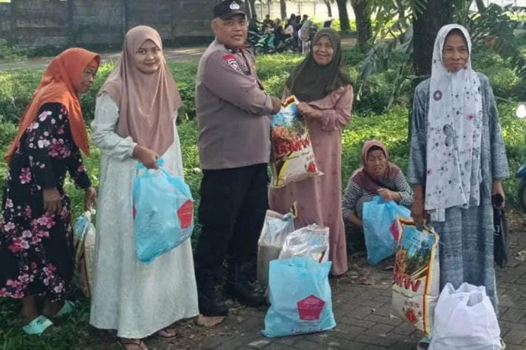 Masyarakat Babakan Madang Dapat Paket Sembako dari Presiden Prabowo Subianto