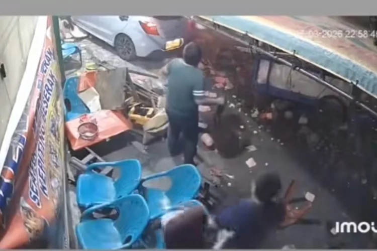 Mobil Brio Tabrak Stand Pasar Kaget Binjai, Tiga Orang Jadi Korban