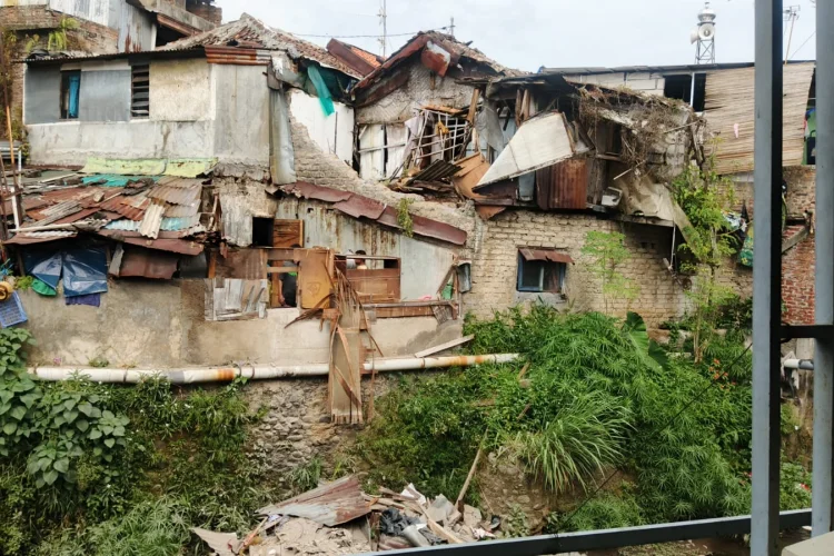 Rumah Kosong Ambruk di Tamansari,  Satu Keluarga Tertimbun  Material