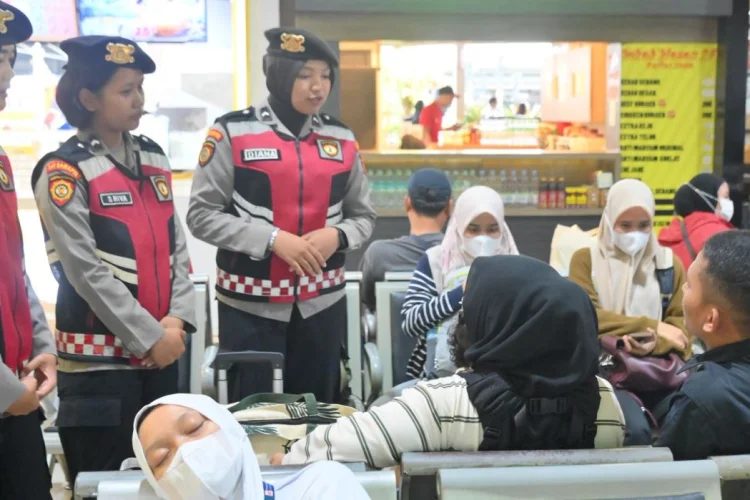 Jaga Keamanan, Polwan Polrestabes Bandung Patroli Dialogis di Terminal dan Stasiun