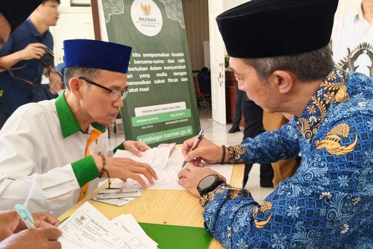 Berikan Contoh untuk ASN, Dedie Tunaikan Zakat di Gerai Baznas Balai Kota Bogor