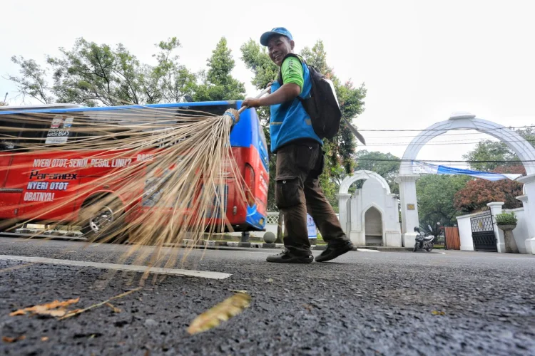 Ribuan Petugas Kebersihan Disiagakan Bersihkan Sampah Lebaran di Kota Bandung