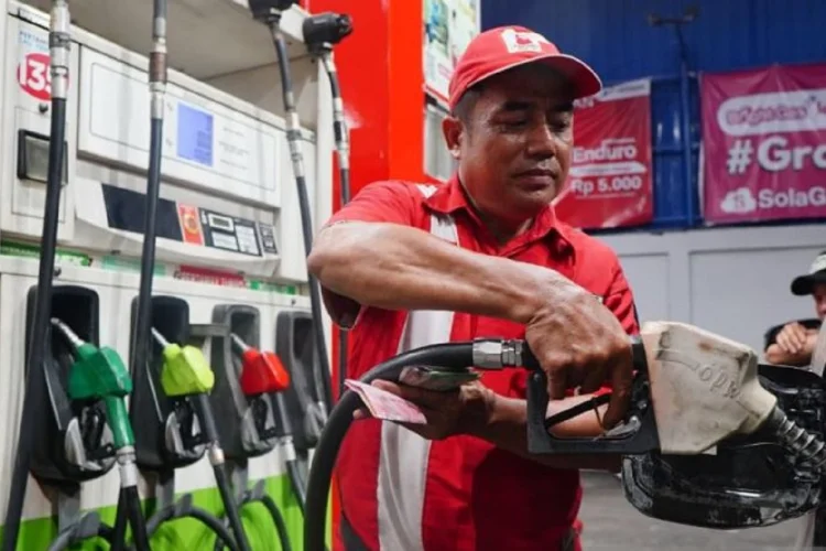 BBM Naik, Celios Sebut Konsumen Menengah ke Atas Bisa Beralih ke Kendaraan Listrik